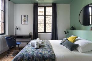 Un dormitorio con una cama grande y una ventana en La Sonate by Cocoonr en Rennes