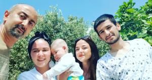 Eine Gruppe von Menschen, die sich für ein Bild mit einem Baby posieren in der Unterkunft Akmonya Pansiyon in Eriklice