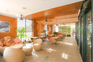 una sala de estar con un osito de peluche sentado en un sofá en Crystal Jade Hotel, en Rayong