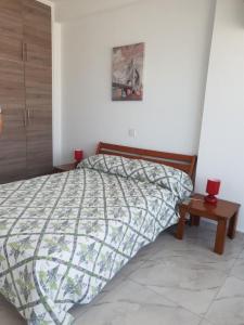 una camera con letto e tavolo in legno di Great views apartment. a Limassol