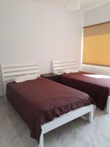 - deux lits assis l'un à côté de l'autre dans une pièce dans l'établissement Great views apartment., à Limassol
