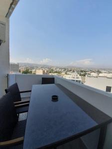 un tavolo su un balcone con vista sulla città di Great views apartment. a Limassol