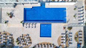 A view of the pool at Hotel Malin or nearby