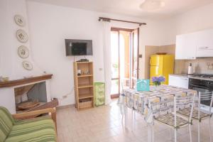 salon ze stołem i kuchnią w obiekcie Le Saline w mieście Portoferraio +9 zdjęć