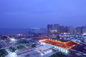 - une vue sur la ville la nuit avec des lumières dans l'établissement Zhuhai Charming Holiday Hotel-Free Welcome Fruit Plate, à Zhuhai