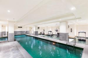 une piscine intérieure avec des équipements d'exercice dans un bâtiment dans l'établissement 1 bdrm Surry Hills - Super central location -1012 ELZ, à Sydney