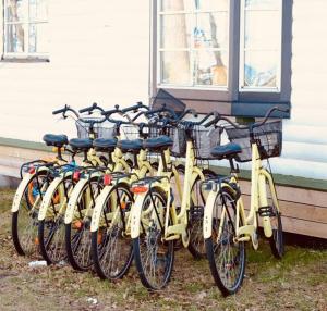 um grupo de bicicletas estacionadas ao lado de uma casa em EFS Höllviksstrand em Höllviken