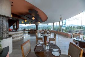 Restaurace v ubytování Airport Hotel + 32 fotografií