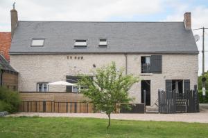 une maison en briques blanches avec une clôture en bois dans l'établissement L'atelier, à La Chapelle-Saint-Martin-en-Plaine