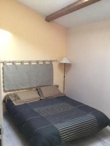 Una cama o camas en una habitación de Entre Lyon et Beaujolais