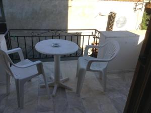 a table and two chairs and a white table and chairs at Mpaliaka Myrsini in Mythimna