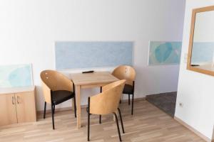 una sala da pranzo con un tavolo e due sedie di Central Apartments Nürnberg-Fürth a Fürth