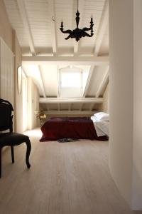 sypialnia z łóżkiem i sufitem z żyrandolem w obiekcie Via Paradiso 32 w mieście Feltre