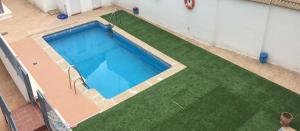an overhead view of a swimming pool with green grass at VENUS DE BAEZA SUITE in Baeza