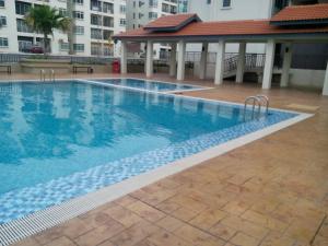 uma piscina no meio de um edifício em Homestay Puncak Alam Residensi Allamanda em Bandar Puncak Alam