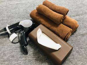 a hair dryer and a hair brush and towels at 板橋 RCアネックス Rc201 in Tokyo