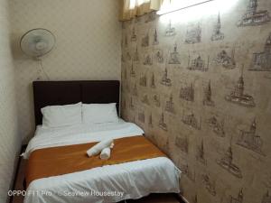 Ένα ή περισσότερα κρεβάτια σε δωμάτιο στο KS 88 Terrace Homestay 15Pax 4R2B nearby LotusTesco