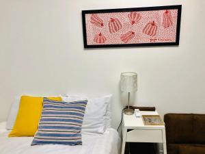 a bedroom with a bed and a picture on the wall at 板橋 RCアネックス Rc202 in Tokyo +31 photos
