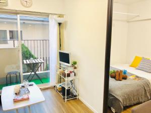 a room with a bed and a desk with a computer at 板橋 RCアネックス Rc202 in Tokyo