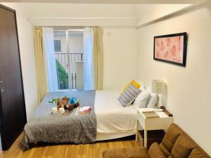 a small bedroom with a bed and a window at 板橋 RCアネックス Rc202 in Tokyo