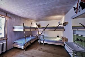 una habitación con dos literas y un lavabo en Aktivhostel HängeMatt, en Matt