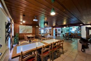 Un restaurante o sitio para comer en Aktivhostel HängeMatt