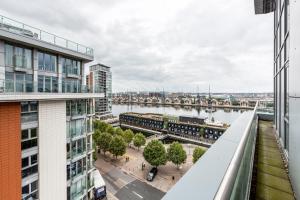 倫敦的住宿－EXCEL LONDON MAJESTIC APARTMENT，从大楼内可欣赏到河流美景