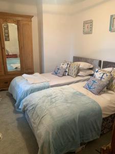 Un pat sau paturi într-o cameră la The Cottage, Grotton Hall, Lydgate, Saddleworth