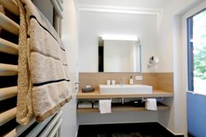 un bagno con lavandino e specchio di Maximilians Domizil Edenkoben a Edenkoben