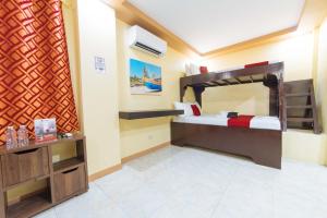 een slaapkamer met een stapelbed in een kamer bij RedDoorz near Notre Dame of Dadiangas University in General Santos