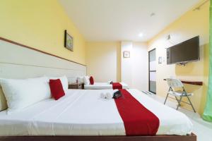 En eller flere senge i et værelse på RedDoorz near Notre Dame of Dadiangas University
