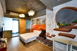 Una cama o camas en una habitación de Anping Wikid Design Hotel