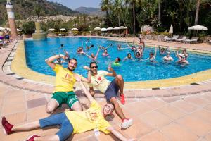 Bazén v ubytování Hotel Olimpo le Terrazze nebo v jeho okolí