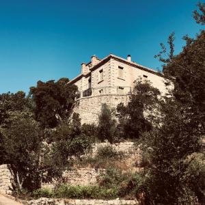 un antiguo edificio en la cima de una colina en U Castellu en Vero