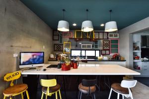 Una televisión o centro de entretenimiento en Anping Wikid Design Hotel
