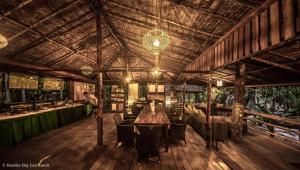 Un restaurant sau alt loc unde se poate mânca la Boulder Bay Eco Resort - Nga Khin Nyo Gyee Island