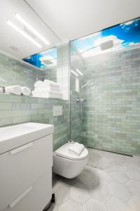 y baño con aseo y ducha acristalada. en Fifteen Boutique Rooms Budapest with Self Check-In en Budapest