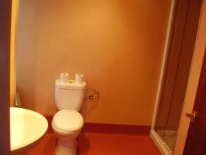 un baño con inodoro y lavabo en Casa Rural Ortulane, en Urduliz