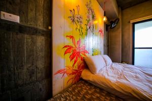 Una cama o camas en una habitación de Anping Wikid Design Hotel