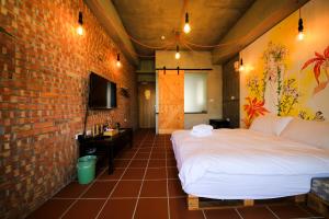 Una cama o camas en una habitación de Anping Wikid Design Hotel