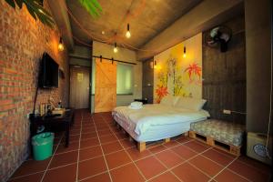 Una cama o camas en una habitación de Anping Wikid Design Hotel