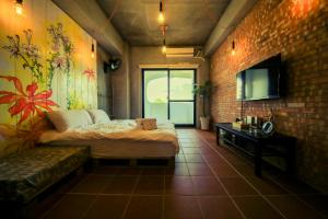 Una cama o camas en una habitación de Anping Wikid Design Hotel