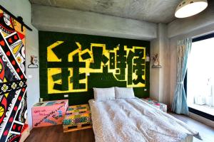 Una cama o camas en una habitación de Anping Wikid Design Hotel