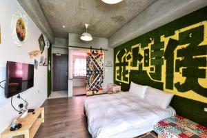 Una cama o camas en una habitación de Anping Wikid Design Hotel