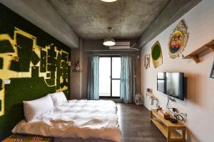 Una cama o camas en una habitación de Anping Wikid Design Hotel