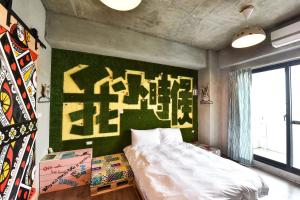 Una cama o camas en una habitación de Anping Wikid Design Hotel