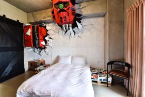 Una cama o camas en una habitación de Anping Wikid Design Hotel