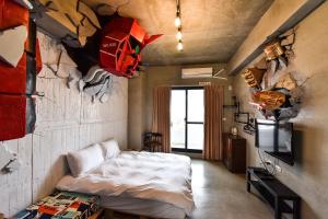 Una cama o camas en una habitación de Anping Wikid Design Hotel