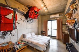 Una cama o camas en una habitación de Anping Wikid Design Hotel