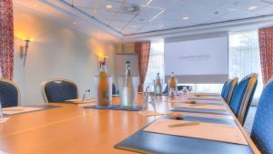 a conference room with a long table and chairs at Country Hotel Timmendorfer Strand in Timmendorfer Strand